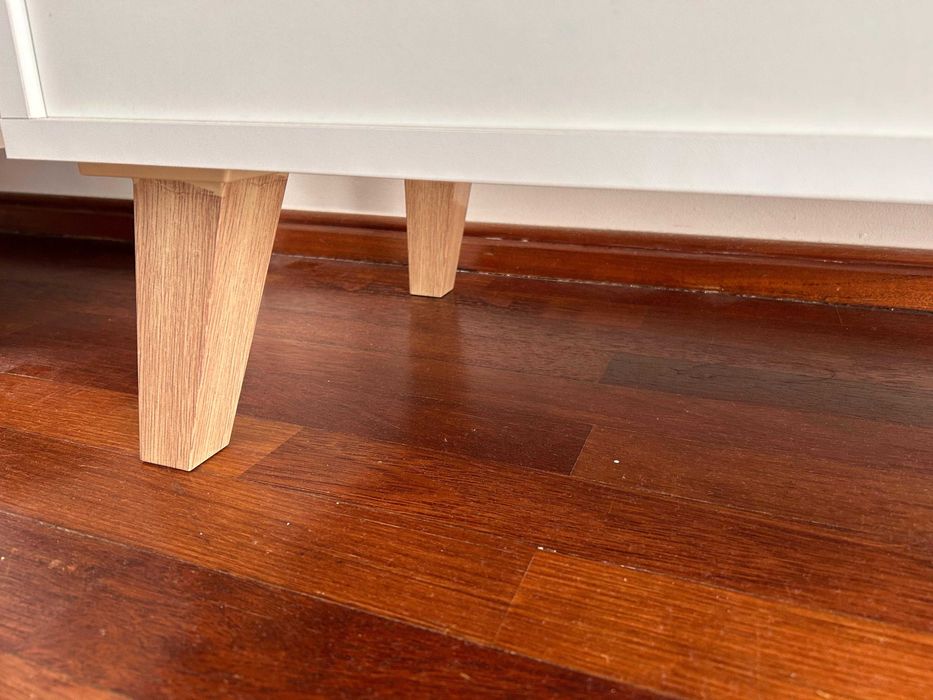 Base/Móvel de TV moderno branco | Praticamente Novo | C:135 L:40 A:47