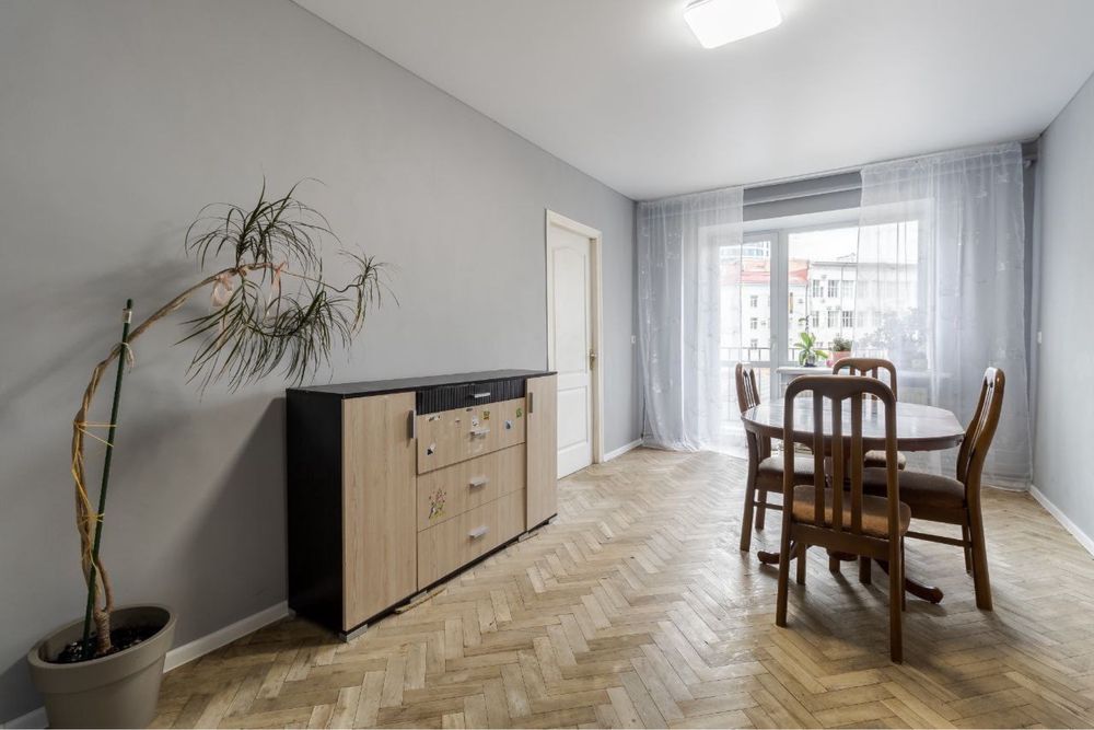 Продаж 3 к кв в популярному районі міста по вул. Антоновича.