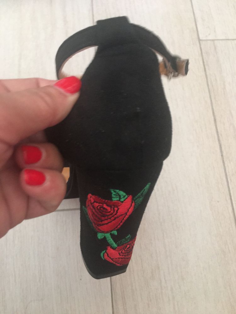 Sandalias novas com estampa de uma rosa vermelha salto alto