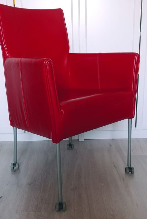 Czerwone i czarne Krzesła z naturalnej  skóry na kółkach