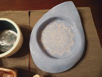 Oryginalna ceramiczna misa na owoce w kształcie kropli.