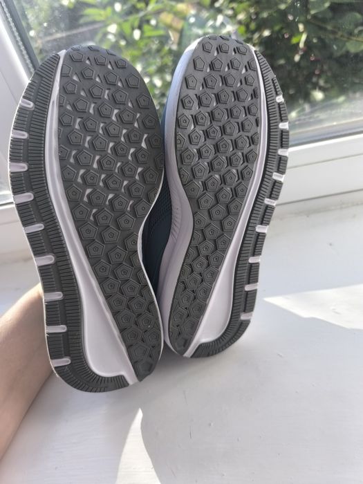 Кросівки, легкі кеди