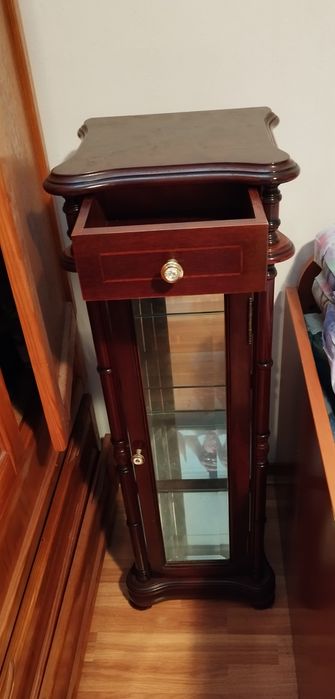Vitrine em madeira e vidro