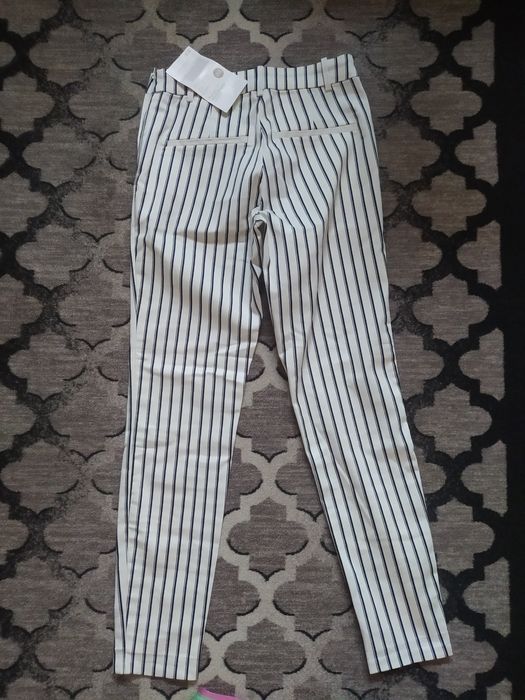 Spodnie cygaretki rurki materiałowe H&M w paczki biało czarne