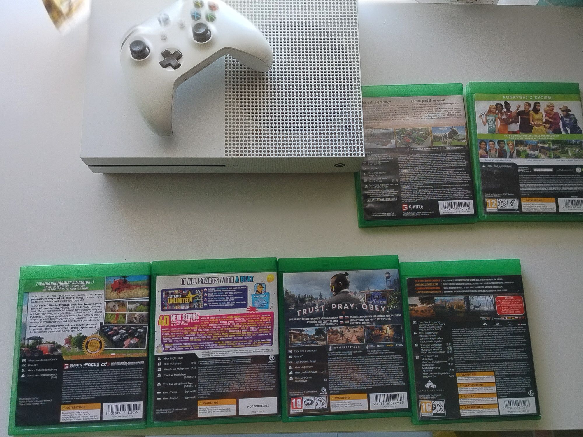 Xbox one s z kompletem gier i padem pojemność dysku 1TB