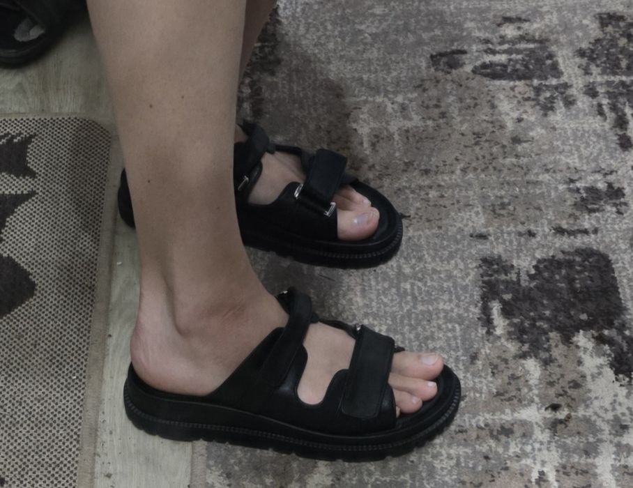 Шльопанці шкіряні  чорні