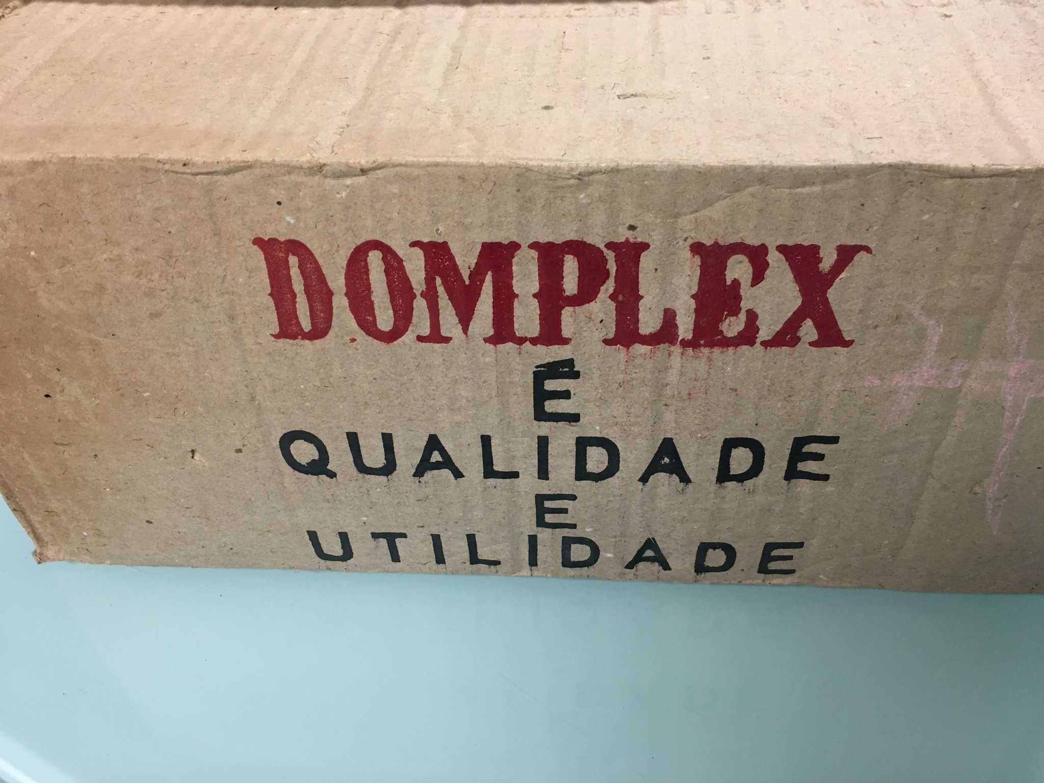 Caixa de pão marca Domplex