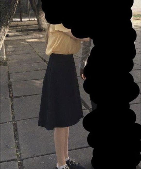 Спідниця чорна.