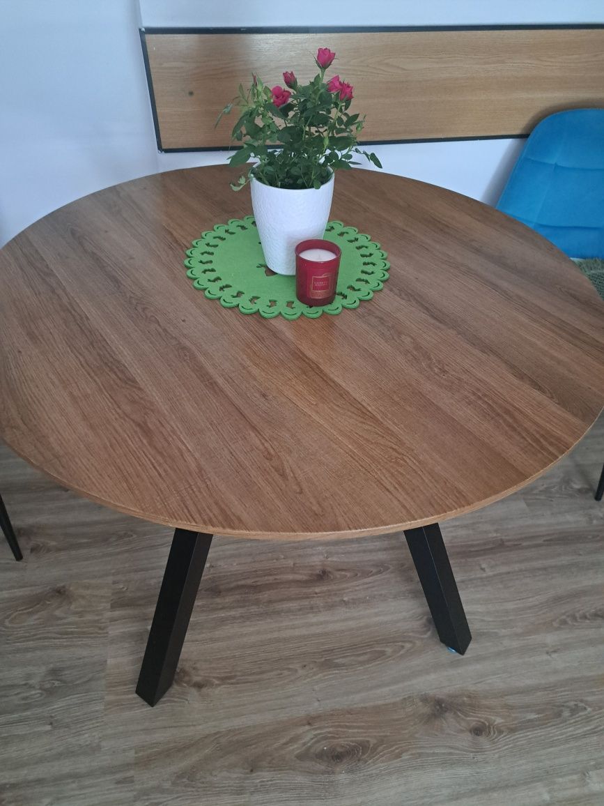 Stół okrągły w stylu loft.