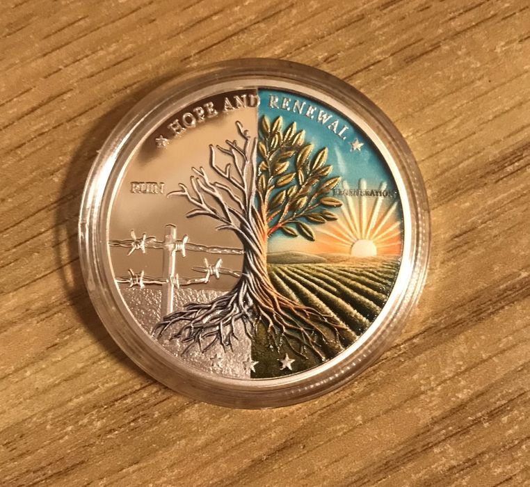 Памятная монета. Голубь мира и дерево жизни, война и мир