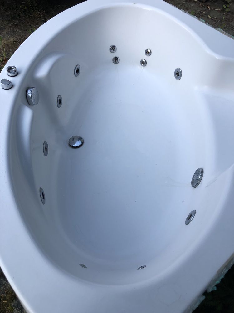 Wanna  narożna z hydromasażem .Możliwy dowóz.