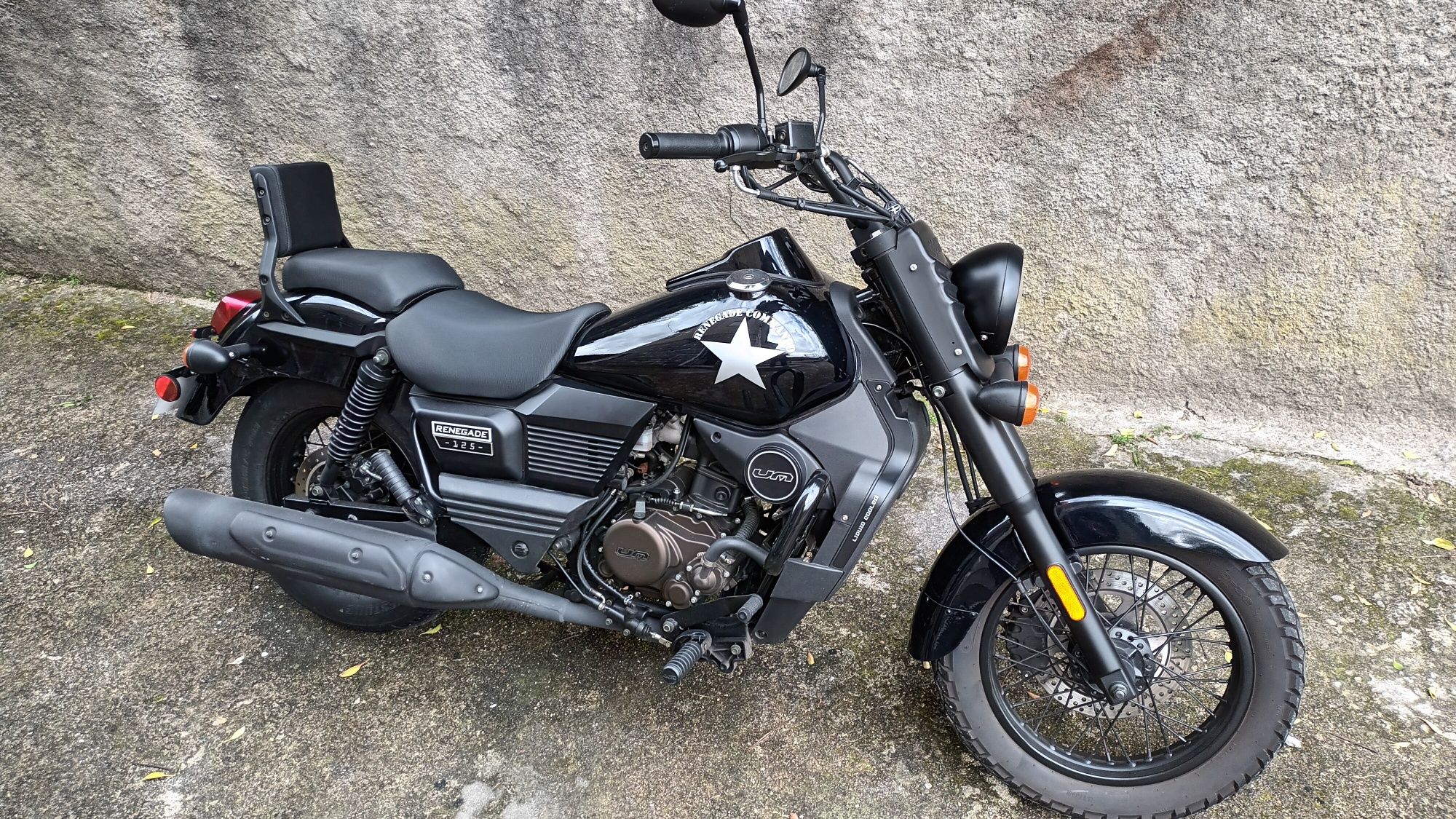 Moto UM commando 125cc