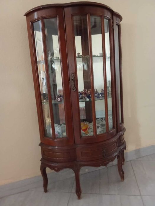 vitrine em madeira castanho