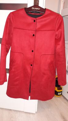 Czerwony płaszczyk zamszowy Zara Xs