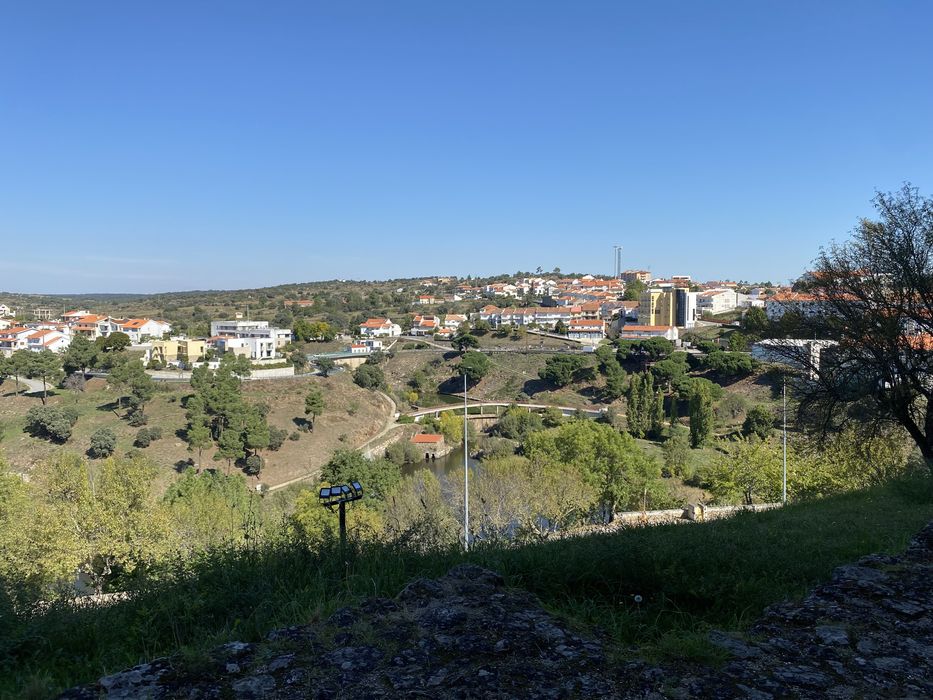 Lotes de terreno para um predio e moradias geminadas