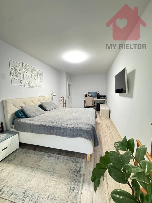 Сучасний будинок з сонячними панелями та гаражем у новому районі.