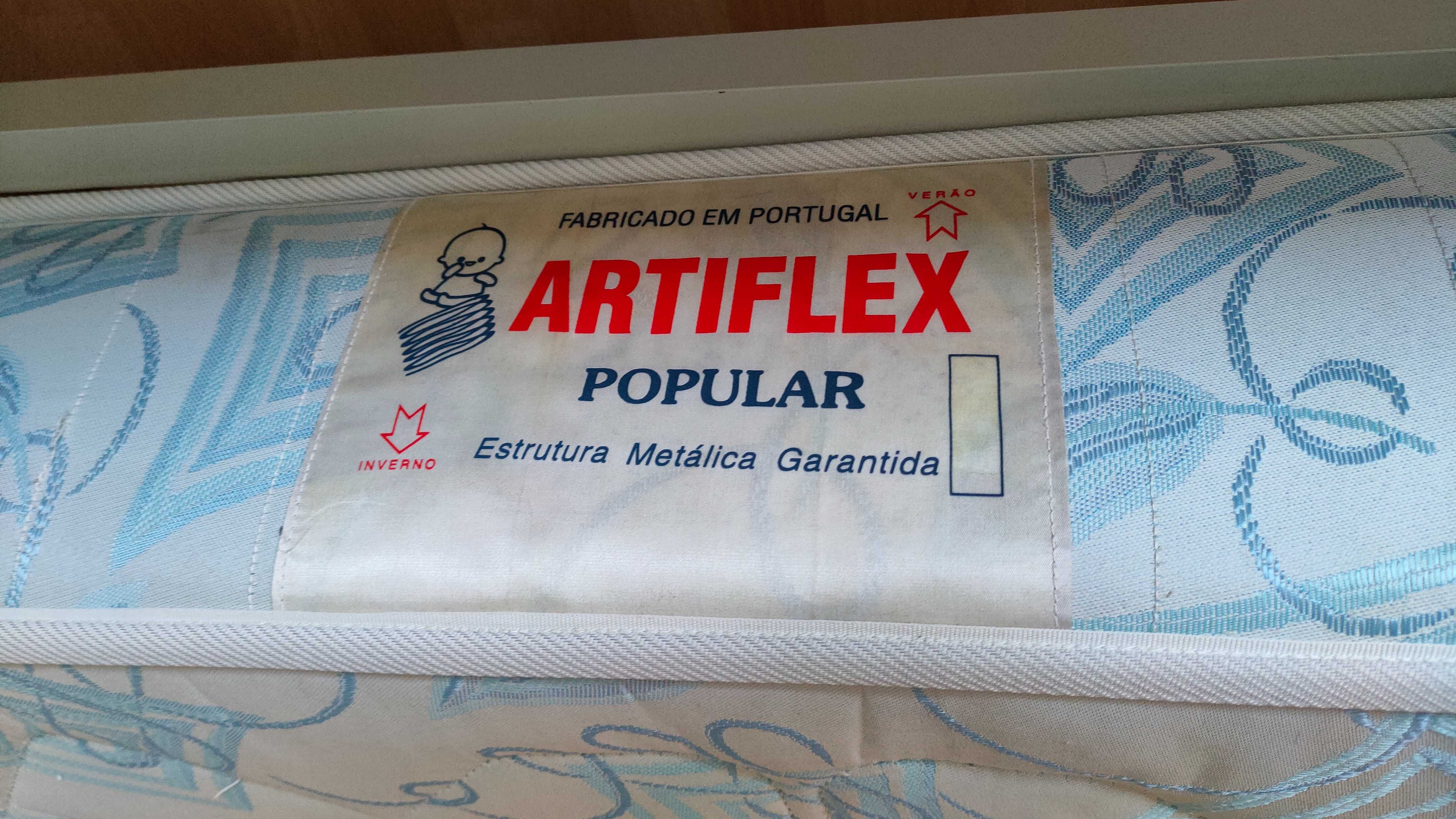 Cama individual com estrutura metálica resistente e colchão 195X96cm