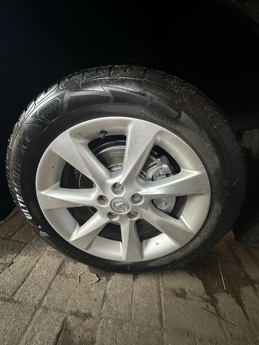 Продам зимову гуму 235 55 р19, протектор слабенький краще буде на літо