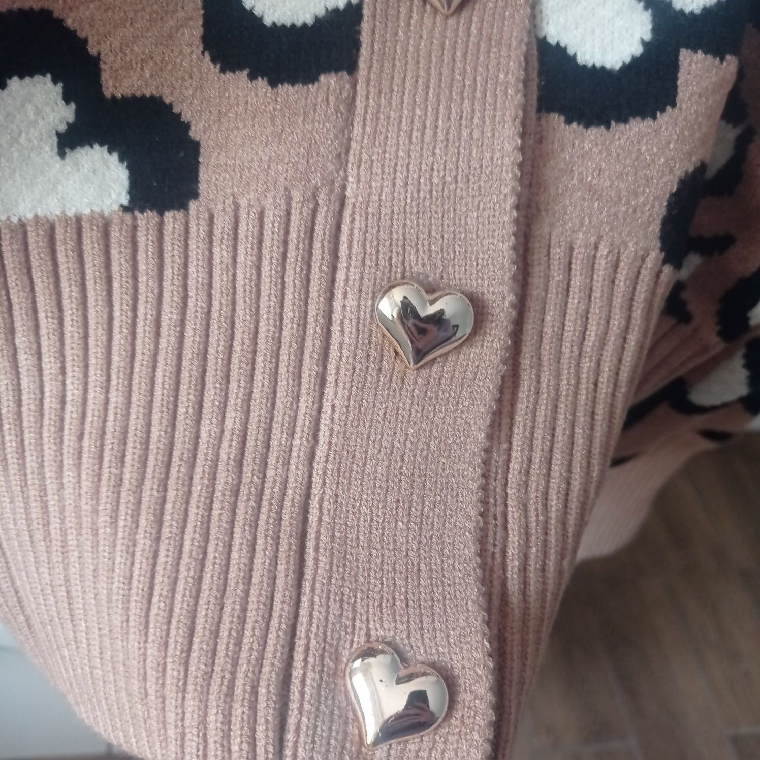 Sweter damski w serca ozdobne guziki