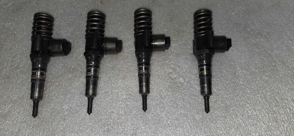 Pompo-wtrysk wtryskiwacz Audi A3 8P 2.0 tdi BKD -073G