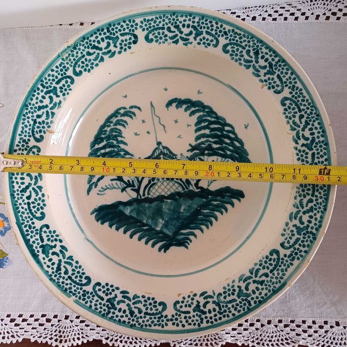 Pratos de faiança com 29.5 cm e 31.5 cm