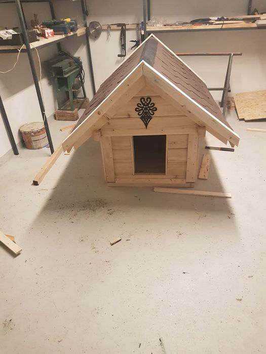 Ocieplana solidna buda dla psa