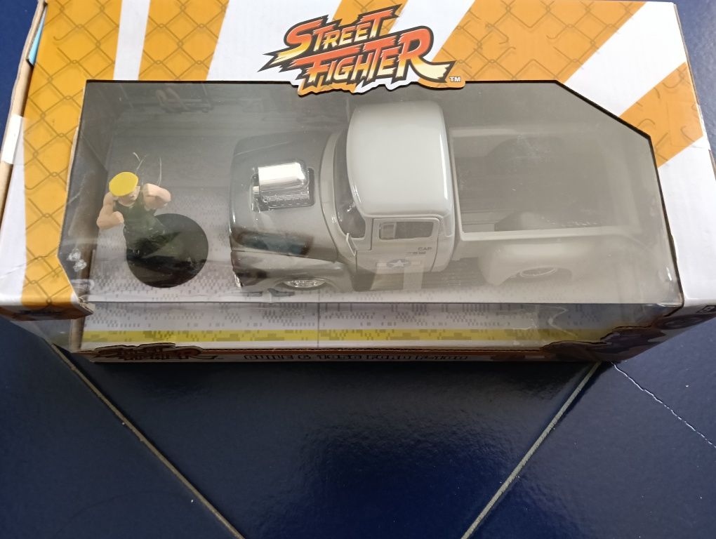 Réplica de Veículo Jada Street Fighter: Guile & 1956 Ford F-100 1:24 -