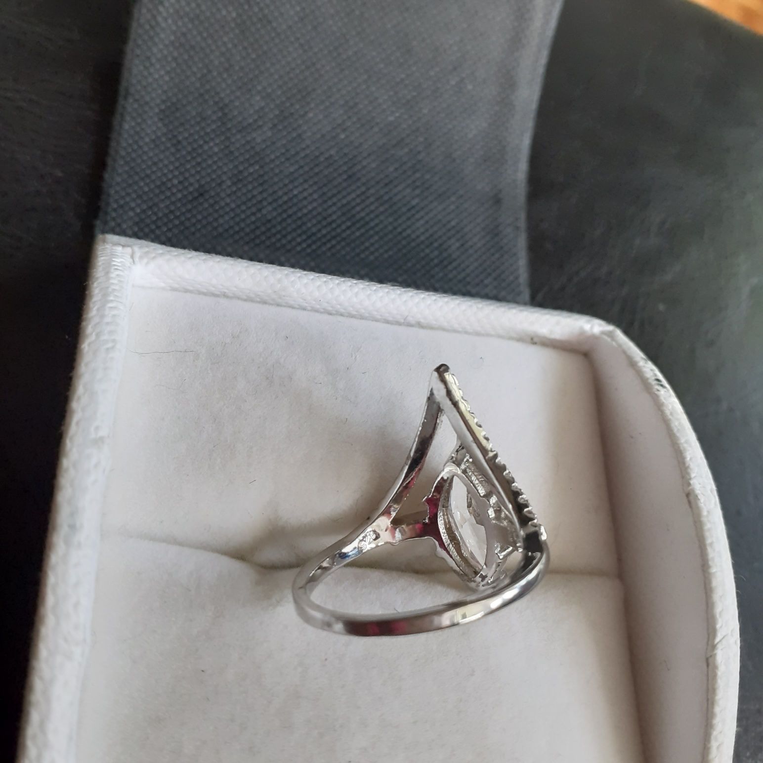 Piękny srebrny pierścionek  925 z cyrkonią