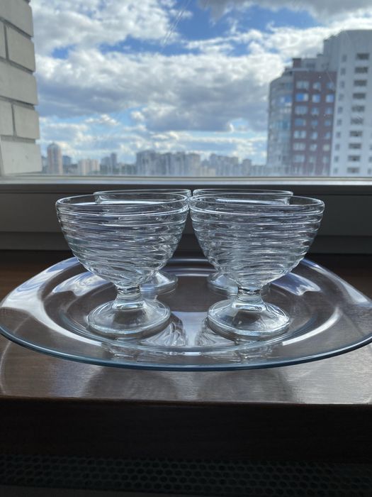 Блюдо и вазочки для мороженного цена за все 400 грн