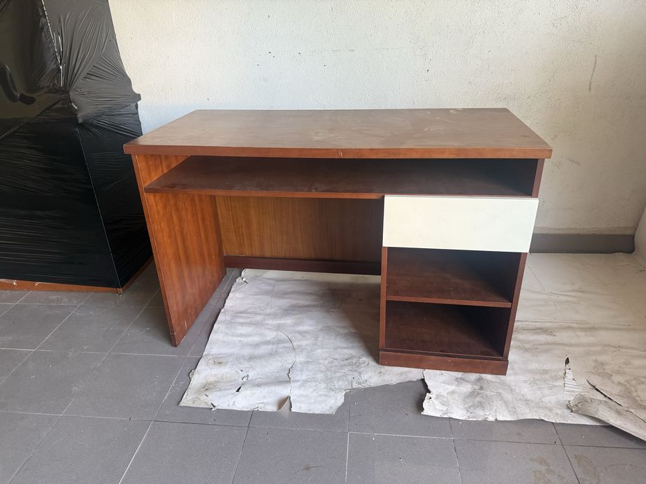 Secretaria usada, mas em bom estado