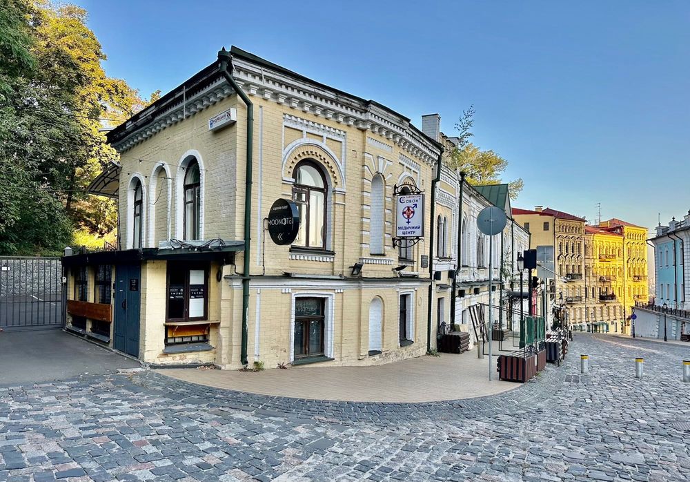 Фасадное помещение на Андреевском спуске в Киеве с действующим отелем