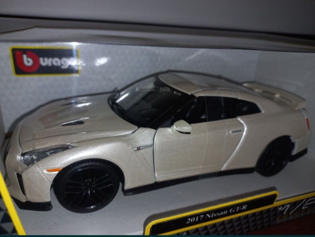 Bburago Nissan GT-R 2017 biała perła, skala 1:24