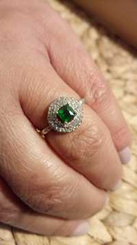 Śliczny srebrny pierścionek z cyrkoniami i zielonym oczkiem