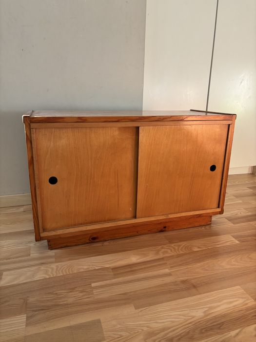 Komoda vintage PRL z rozsywanymi drzwiczkami