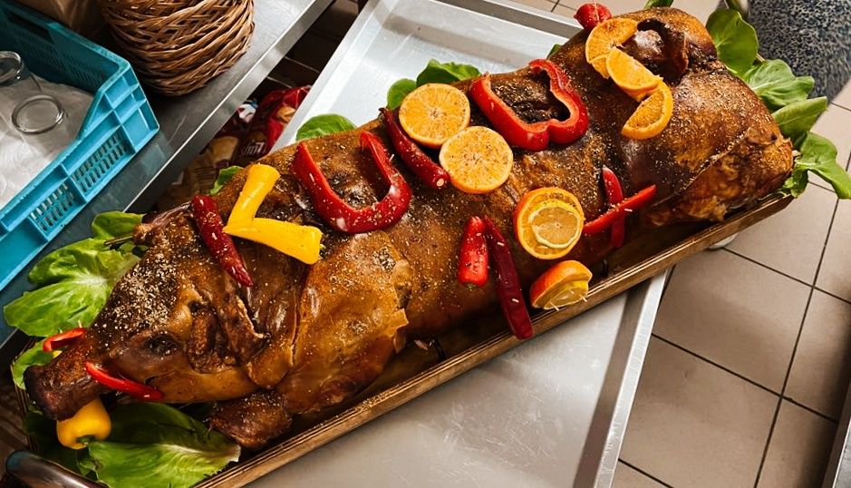 Tort urodzinowy, prezent niespodzianka prosię pieczone prosiak jagnie