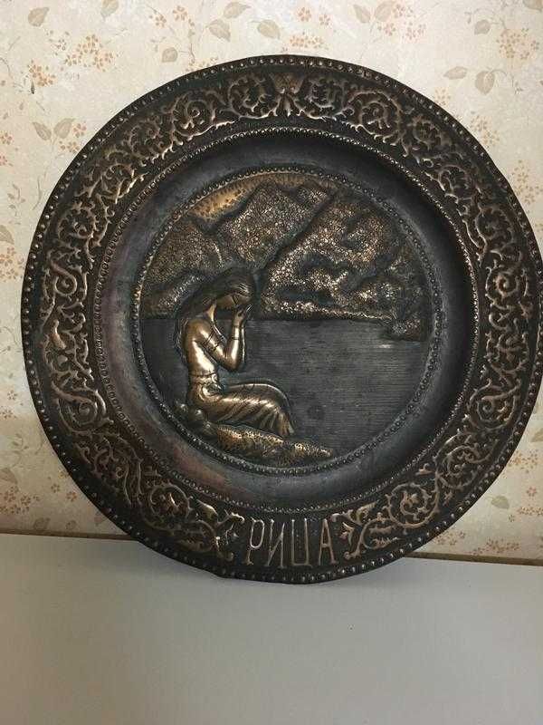 Сувенирные тарелки, чеканка, хохломская роспись бочонок макитра горшок