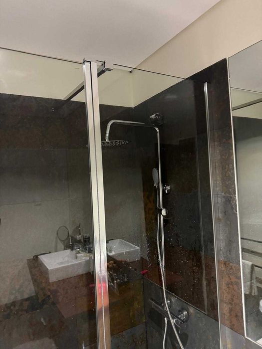 Painel de duche frontal fixo e rebatível com braço suporte extensível