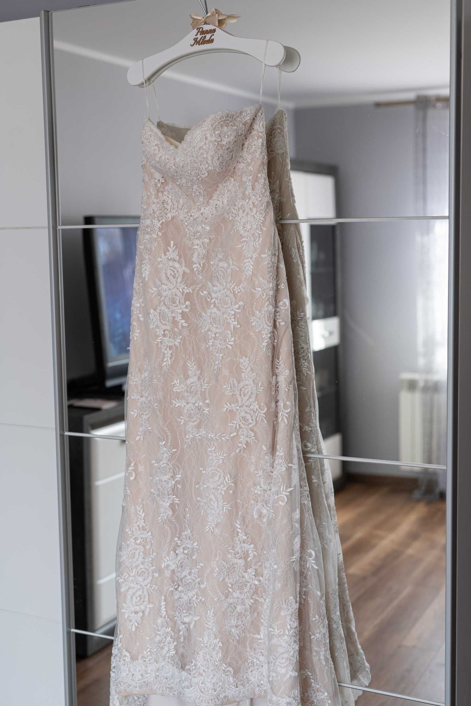 Suknia ślubna dopasowana z trenem syrenka beżowa cappucino koronka