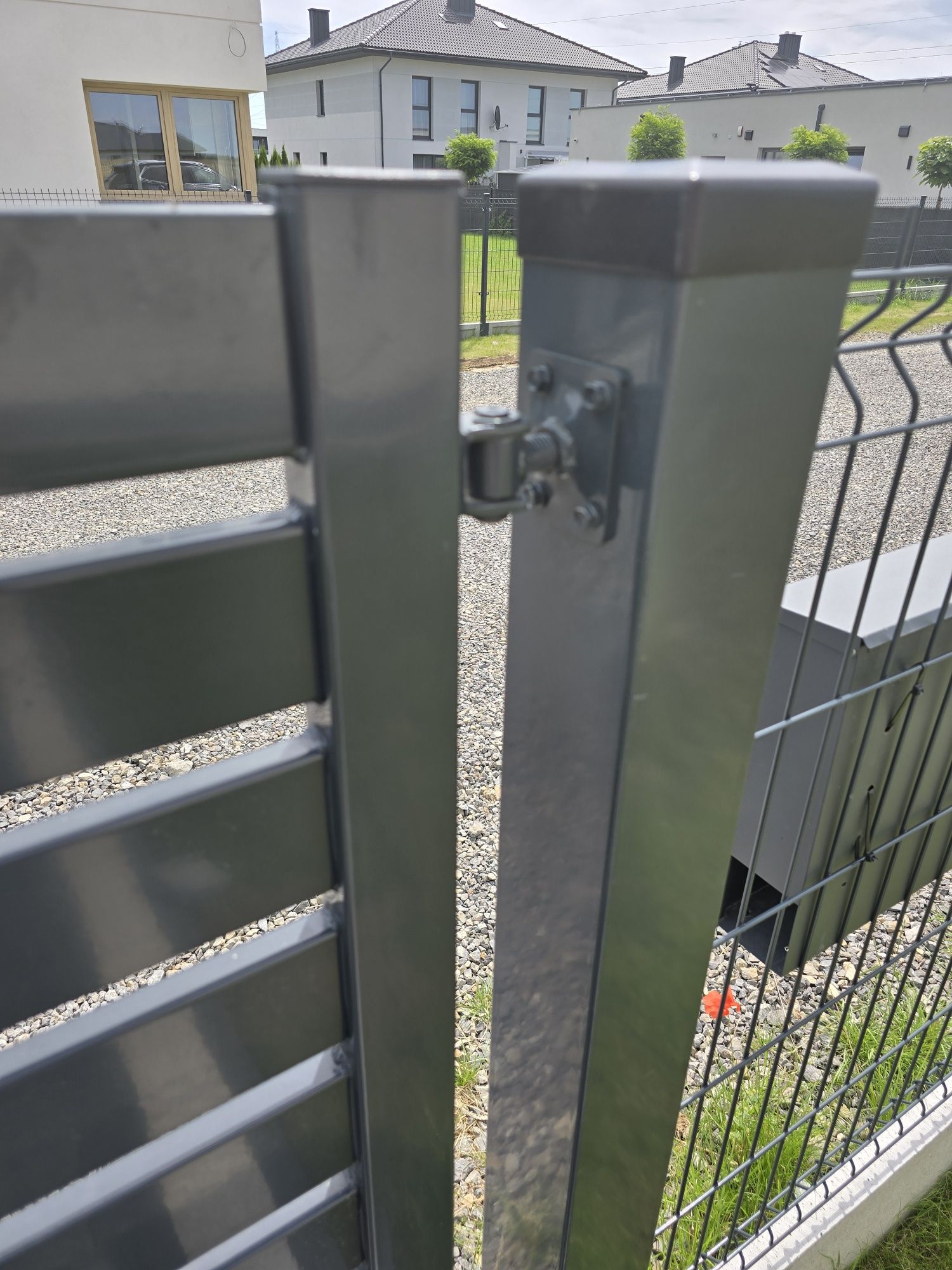 Brama dwuskrzydłowa 3 m metrowa z bramką słupkami