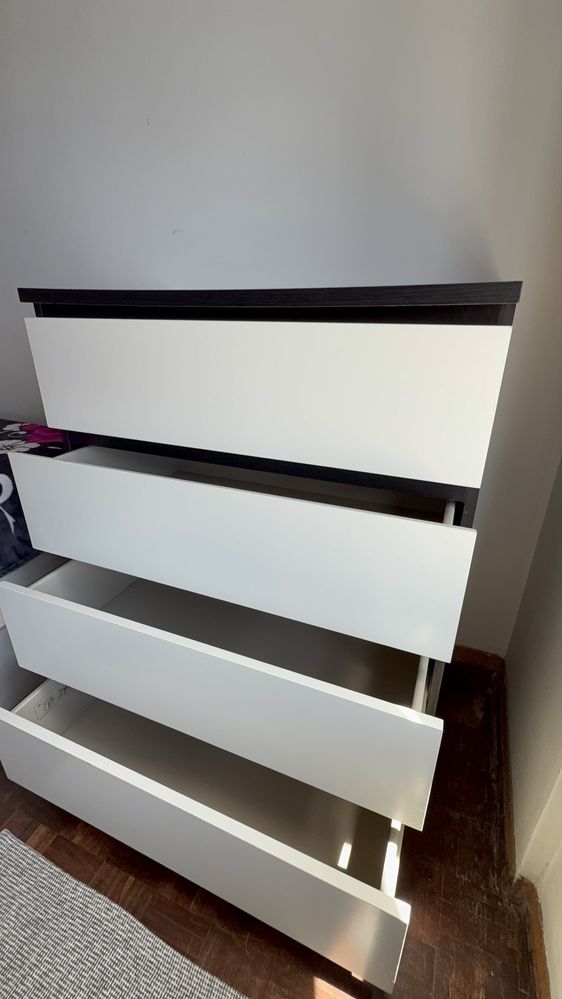 Cómoda em preto e branco 4 gavetas em bom estado