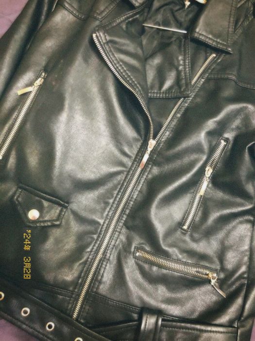 Чорна шкіряна куртка