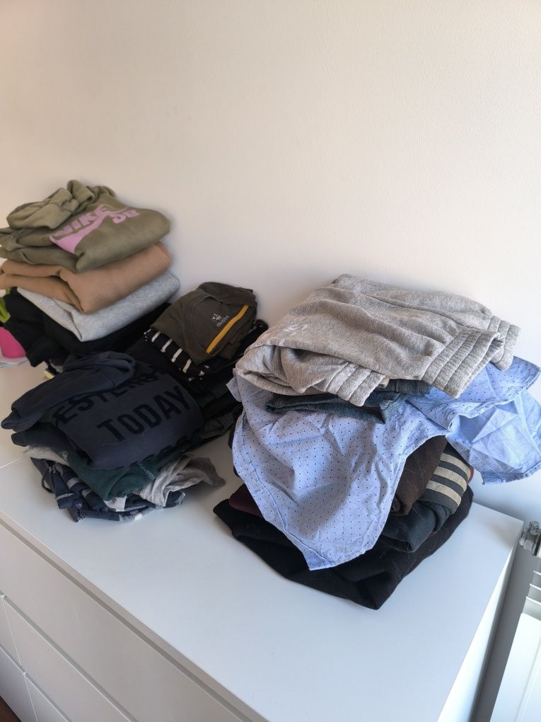 Pilhas de roupa usada