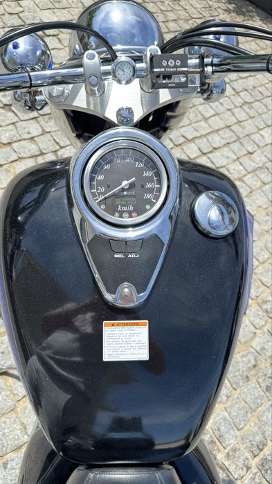 Suzuki intruder velusia 800