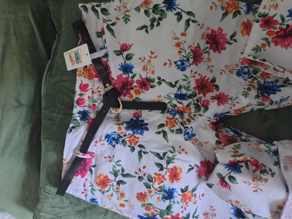 włoskie spodnie w kolorze białym i w kwiatowy wzór