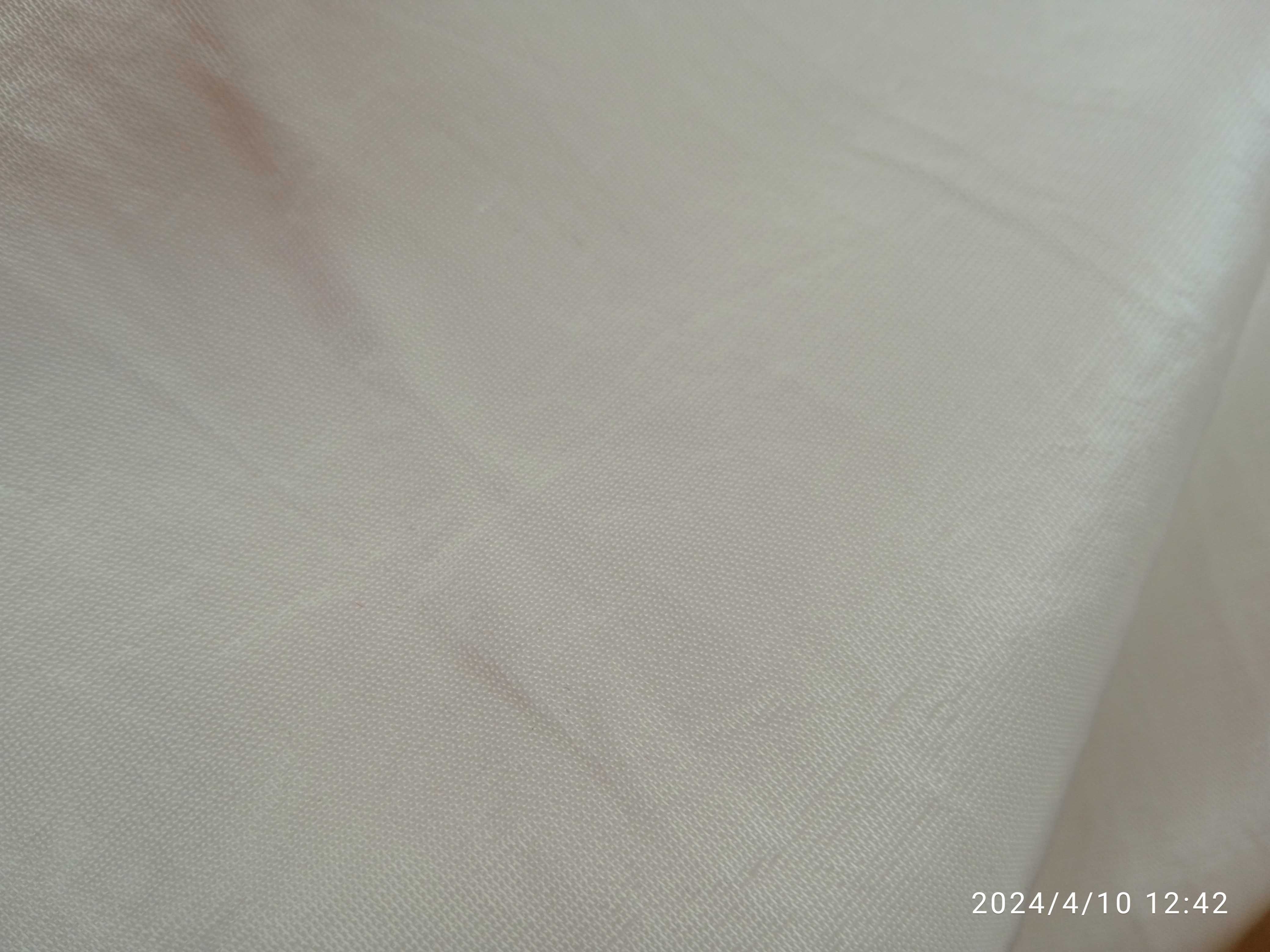Отрез белой плотной ткани с блеском, полиэстер