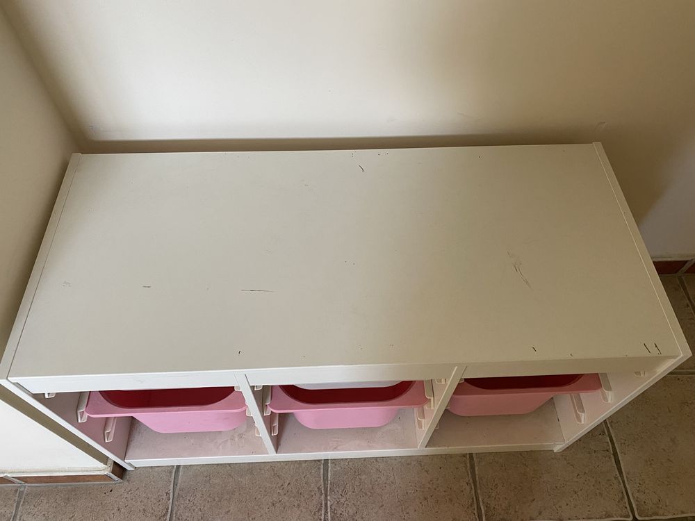 Szafka Ikea z pudelkami