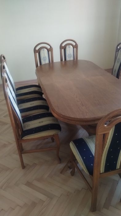 Stół z krzesłami