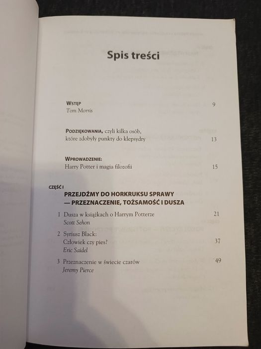 Harry Potter i filozofia, zawiera omówienia wszystkich książek