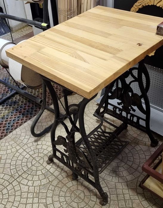 Stolik/ maszyna do szycia Adler- antyk