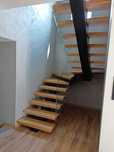 Schody metalowe, drewniane stopnie, balustrady szklane